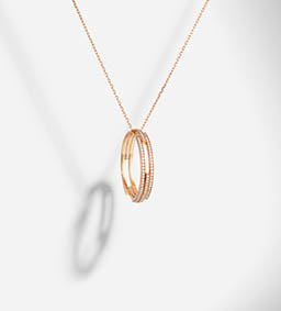 Pendant Explorer of Maison Dauphin gold chain with golden rings and diamonds