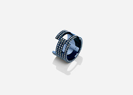 White background Explorer of Maison Dauphin blue gold ring with diamonds