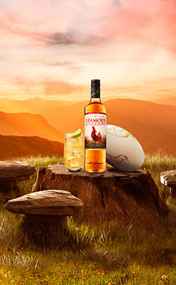 Coloured background Explorer of Famous Grouse whisky and serve