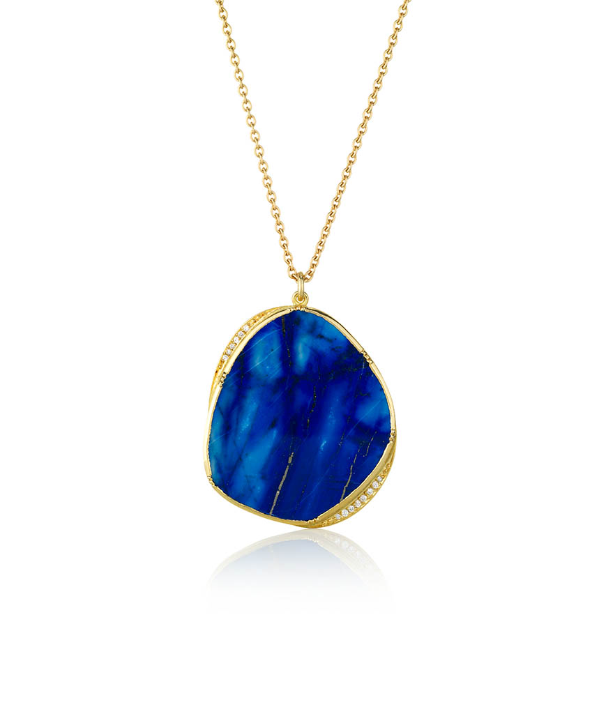 Packshot Factory - Necklace - Yello gold chain and pendant with lapis lazuli gemstone
