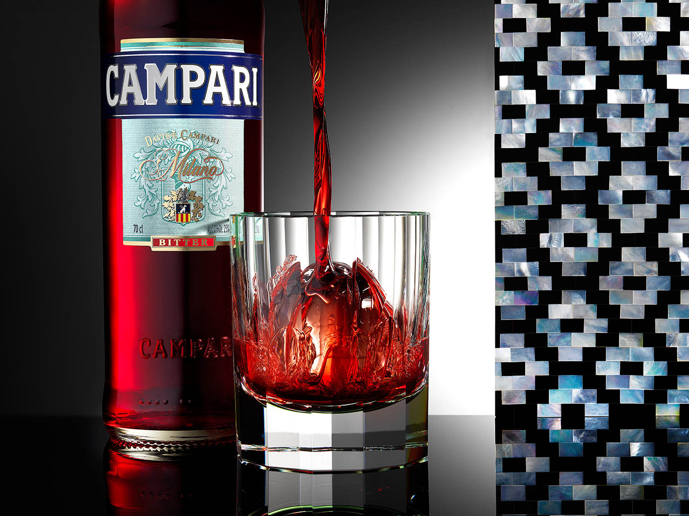 Packshot Factory - Pour - Campari bottle and serve