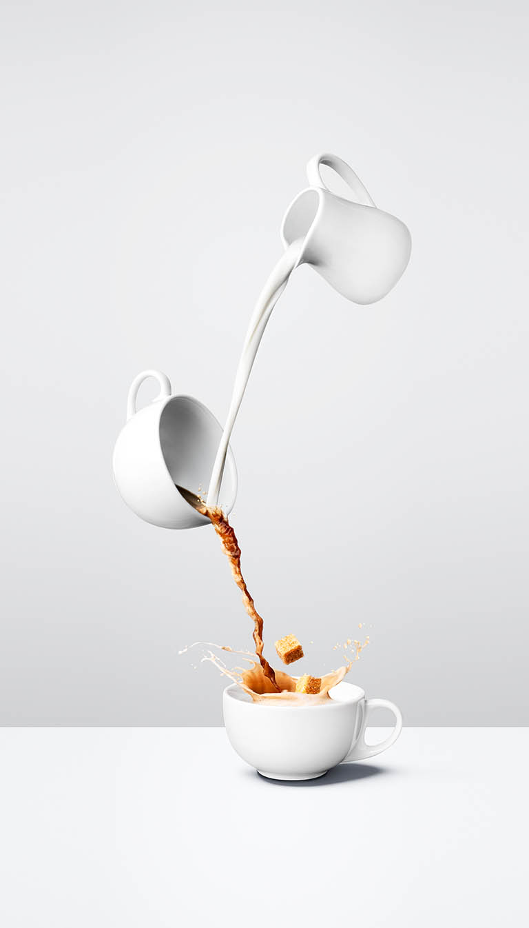 Packshot Factory - Pour - Coffe with milk serve