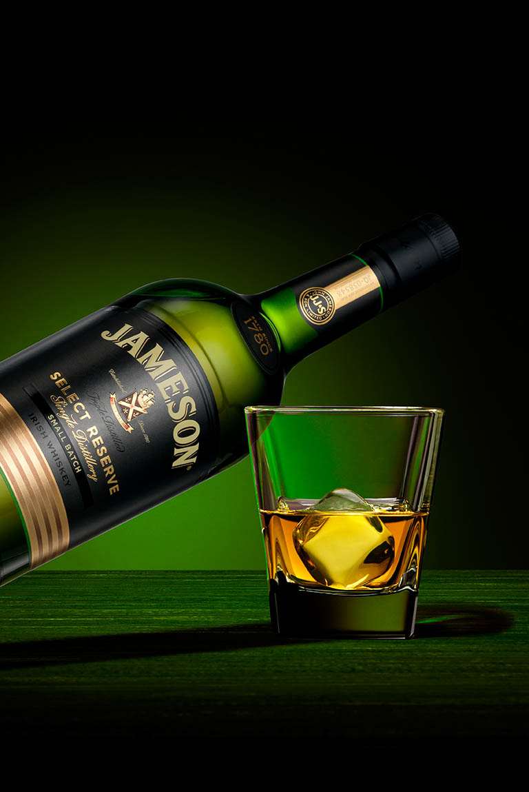 Packshot Factory - Serve - Jameson whisky bottle and serve