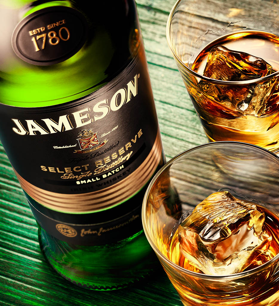 Packshot Factory - Serve - Jameson whisky bottle and serves