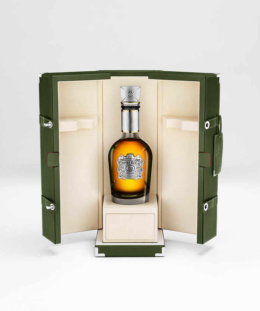 Packshot Factory - Spirit - Chivas Regal bottle gift box