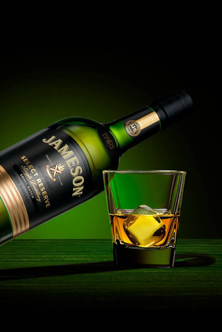 Packshot Factory - Spirit - Jameson whisky bottle and serve