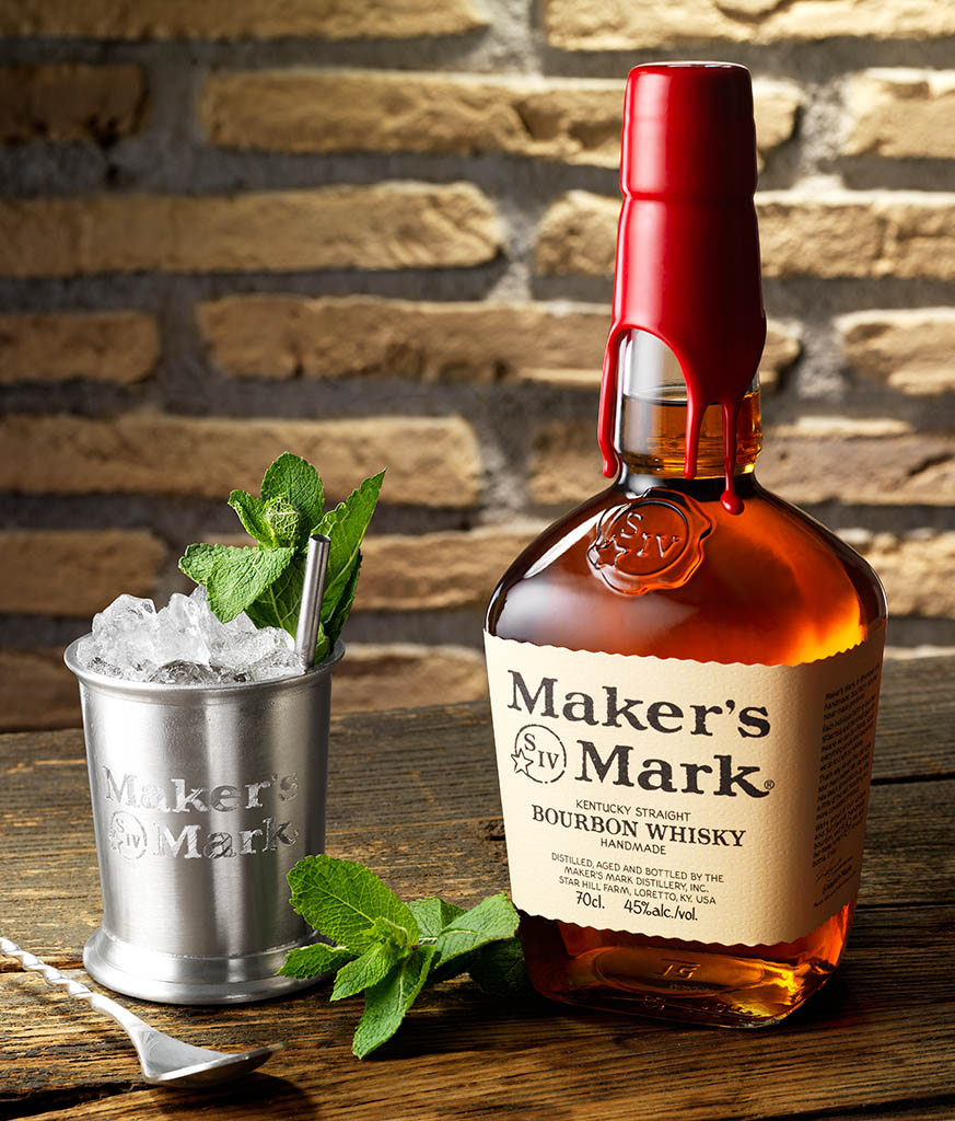 Packshot Factory - Spirit - Maker's Mark bourbon whisky bottle and serve