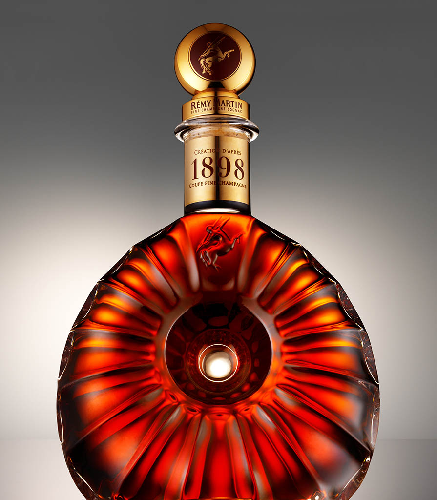 Packshot Factory - Spirit - Remy Martin cognac bottle and serve