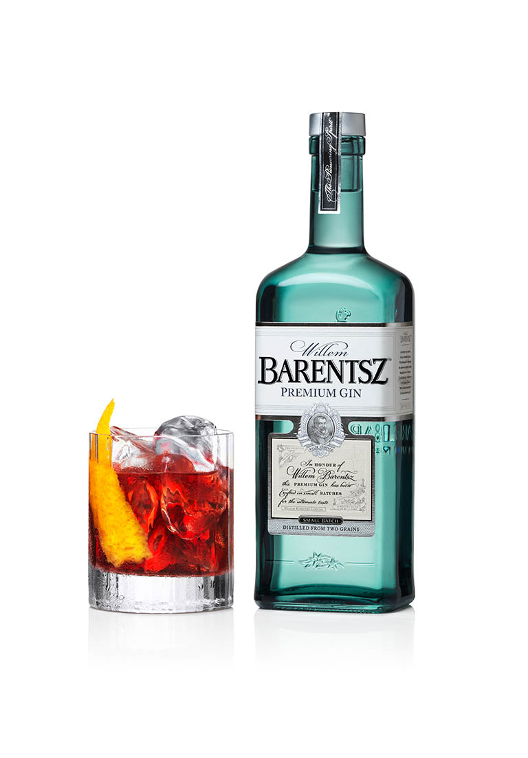 Packshot Factory - White background - Barentsz gin bottle and serve