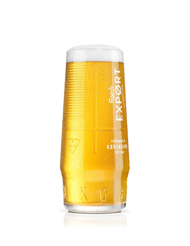 Packshot Factory - White background - Carlsberg Export serve with perfect foam