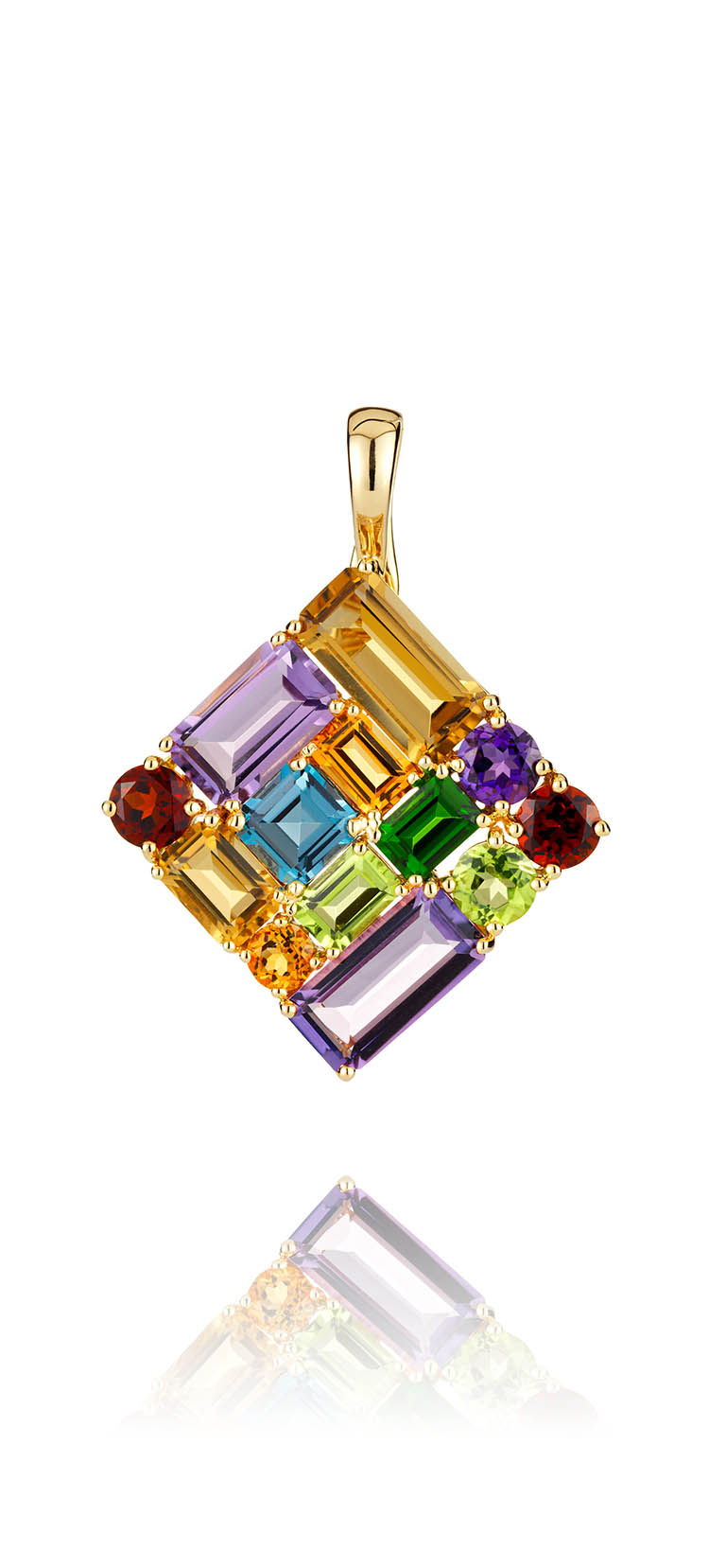 Packshot Factory - White background - Gold pendant with gemstones