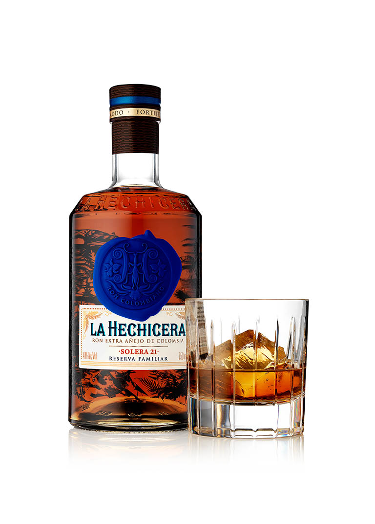 Packshot Factory - White background - La Hechicera rum bottle and serve