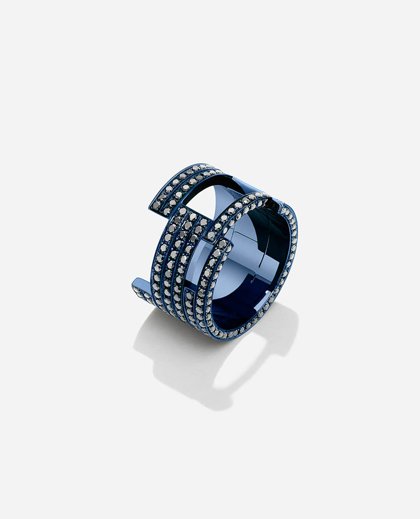 Packshot Factory - White background - Maison Dauphin blue gold ring with diamonds