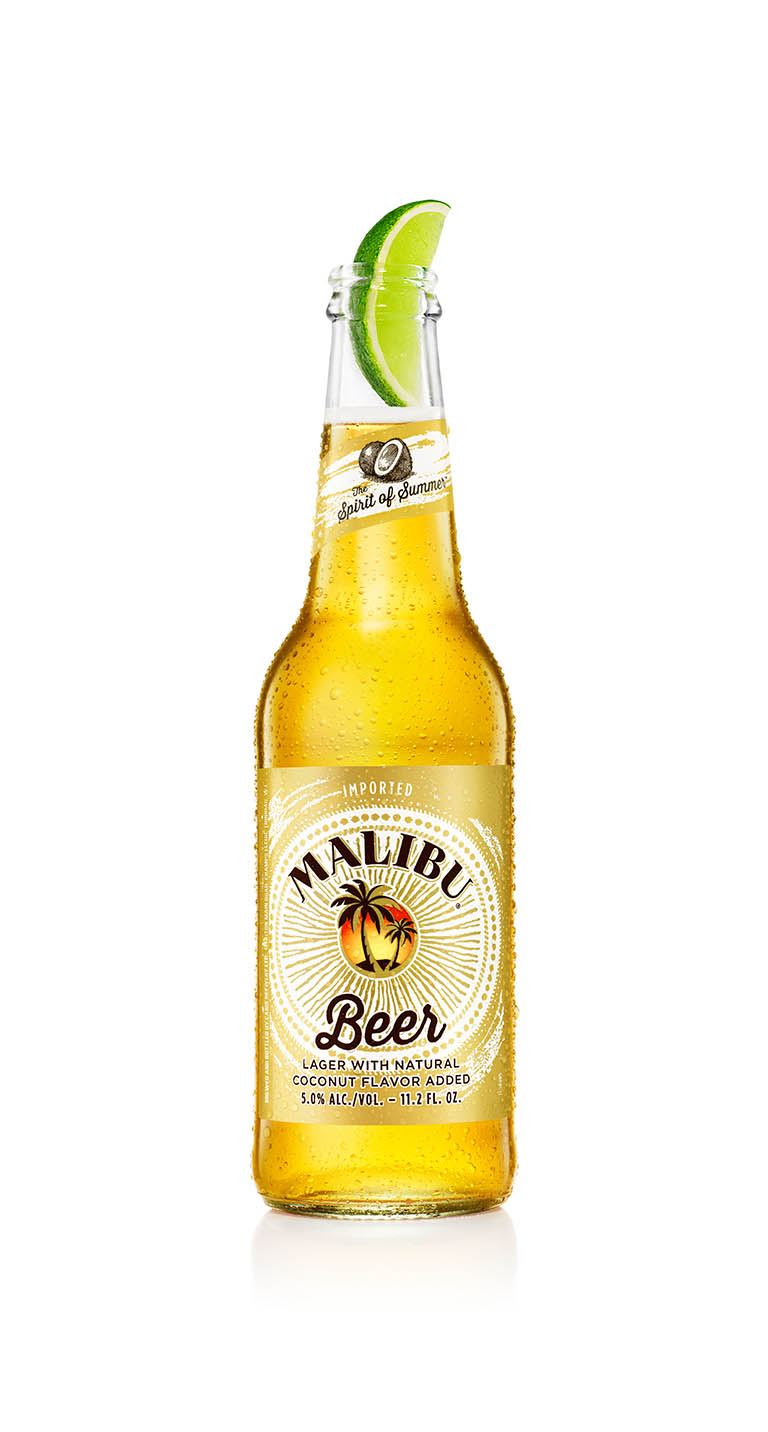 Packshot Factory - White background - Malibu beer bottle with lime wedge