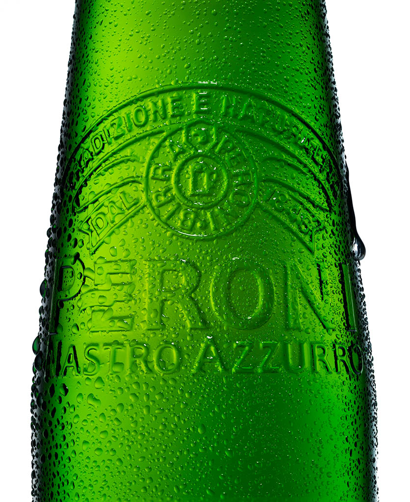 Packshot Factory - White background - Peroni bottle with spritz close up