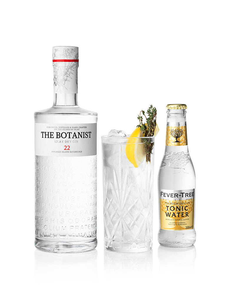 Packshot Factory - White background - The Botanist gin bottle and serve